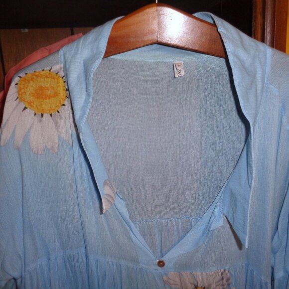 MISLOOK NEW FLOATY,LOOSE BLUE SHEER BLOUSE WITH SUNFLOWERS-SIZE LARGE - Picture 2 of 4